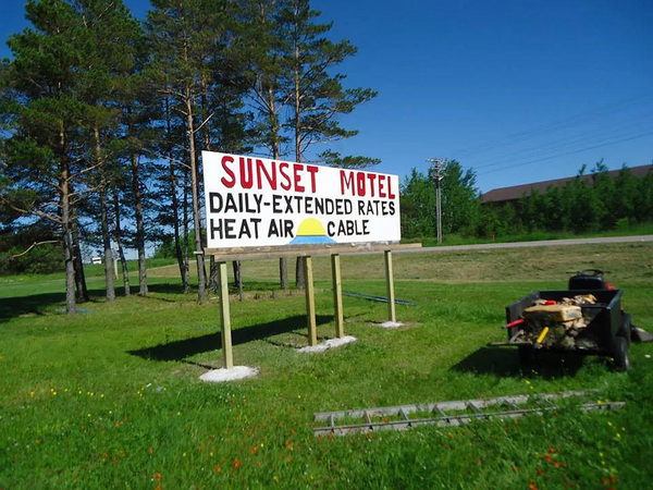 Sunset Motel - REAL ESTATE PHOTO (newer photo)